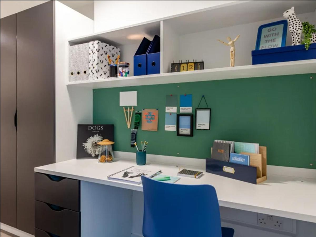 Modern Rooms In Wembley, Sk Pensiune *
